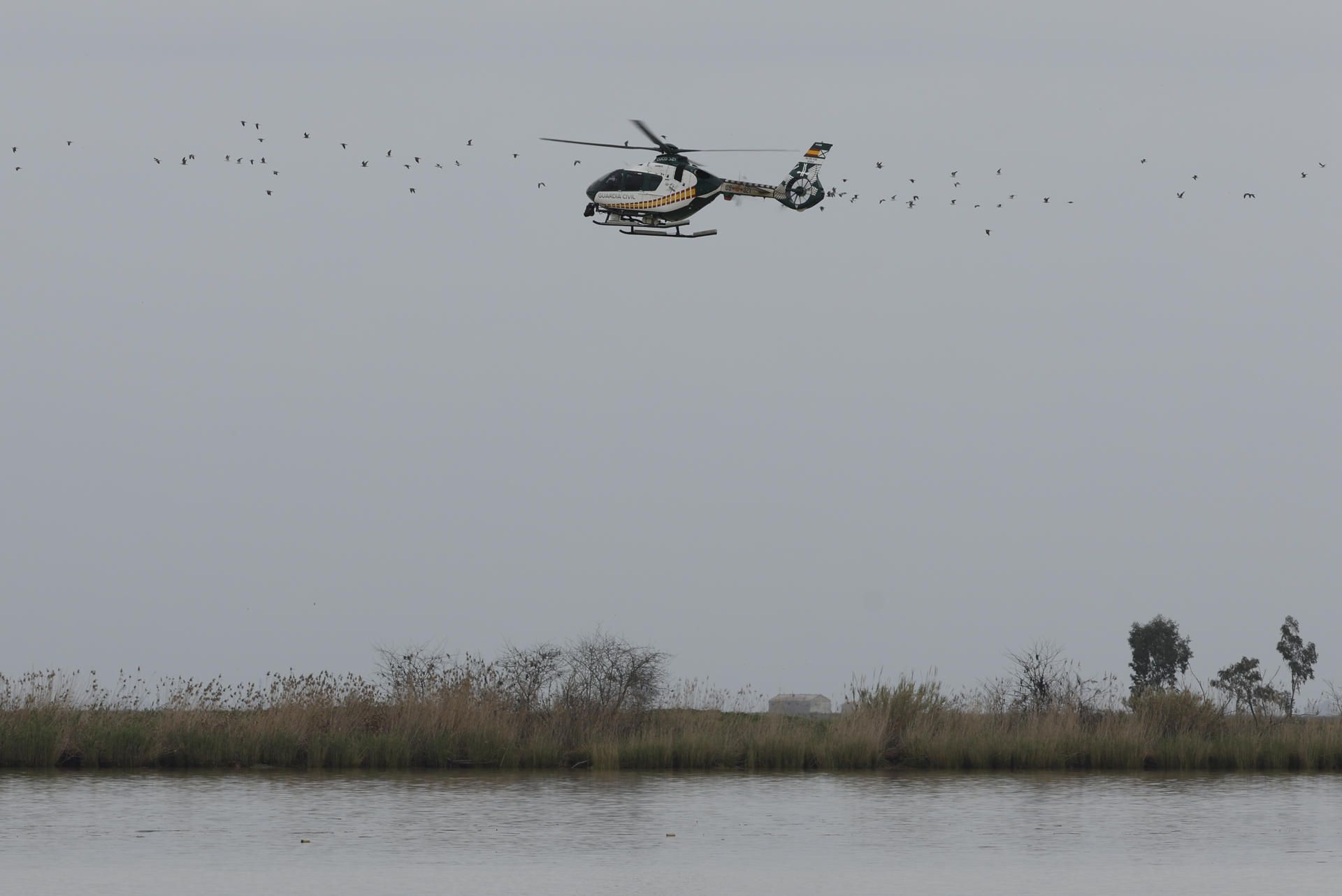 Un helicóptero sobrevuela el Guadalquivir en Lebrija, este miércoles.