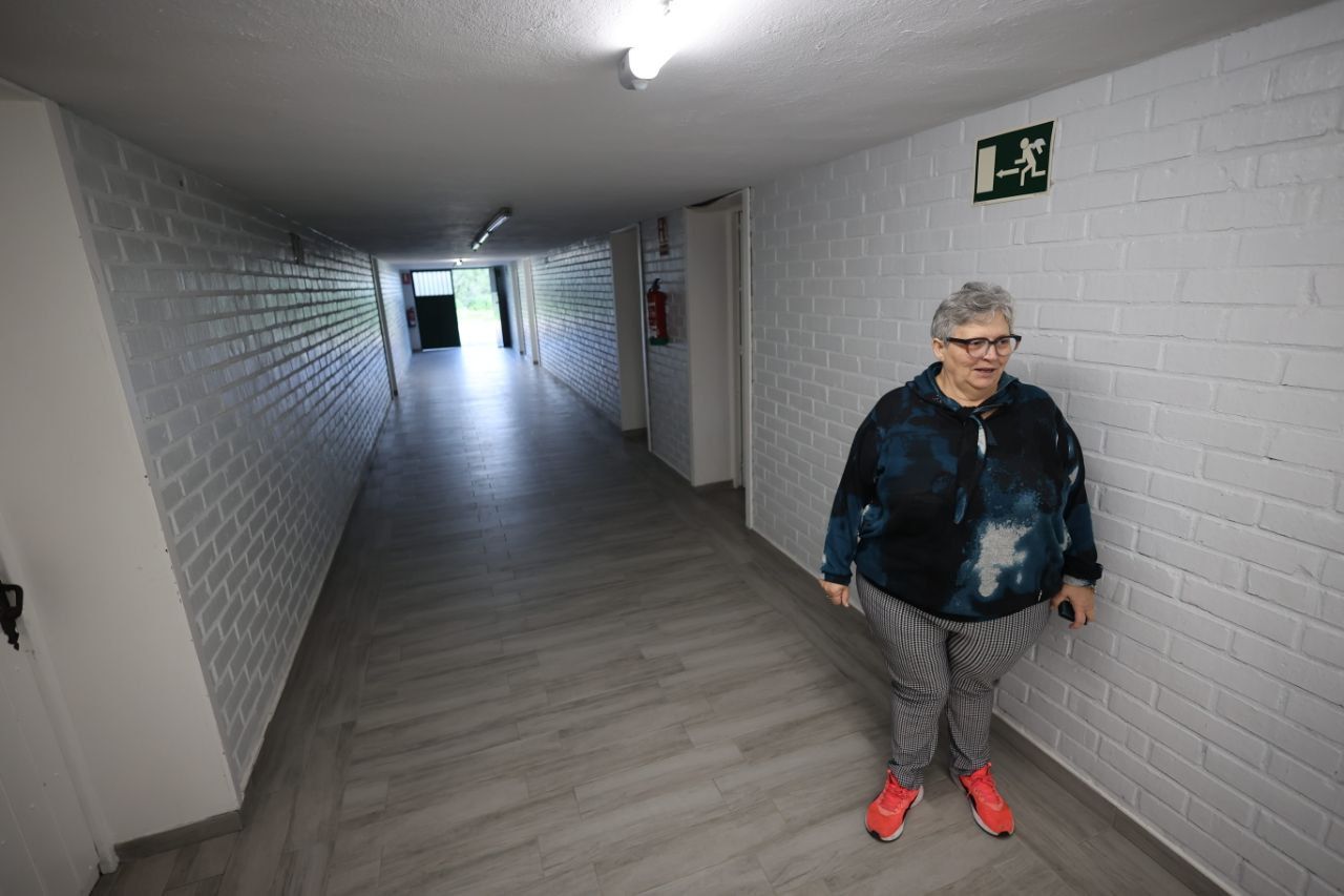 Pepi Sánchez, delegada de El Portal, en el albergue del desalojo en el Jerez rural.