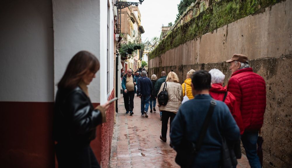 El trasiego del turismo en Sevilla por el Barrio de Santa Cruz, uno de los escenarios de Carmen, sigue siendo imparable.