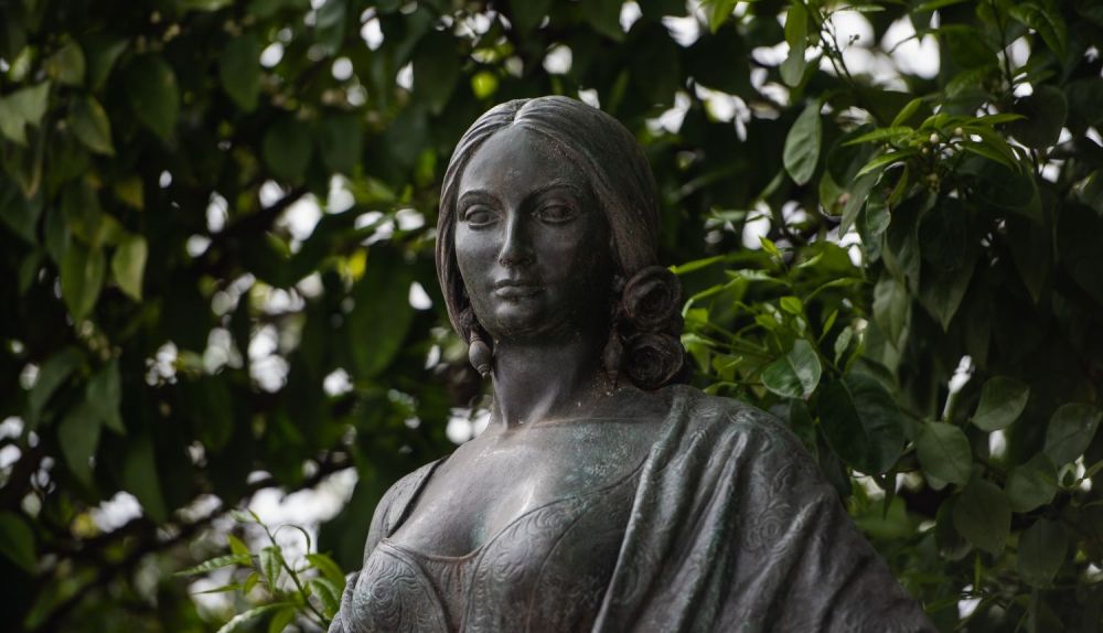 Detalle del monumento a Carmen, delante de la Puerta del Príncipe de La Maestranza de Sevilla.