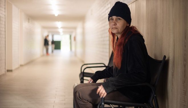 María Lourdes, entre las literas de la casa de Cáritas.