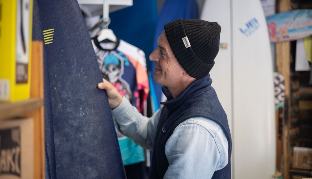 Chema muestra las tablas de la tienda ubicada en Las Redes.