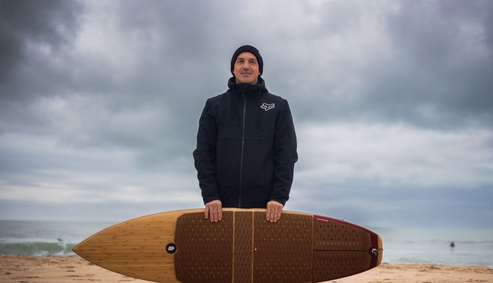 El 'speaker' en la playa donde imparte los cursos de surf.