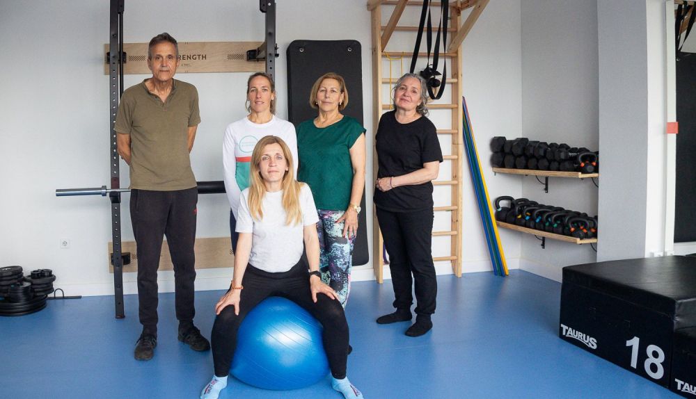 María Ayuso junto a las personas que entrenan en sus sesiones.