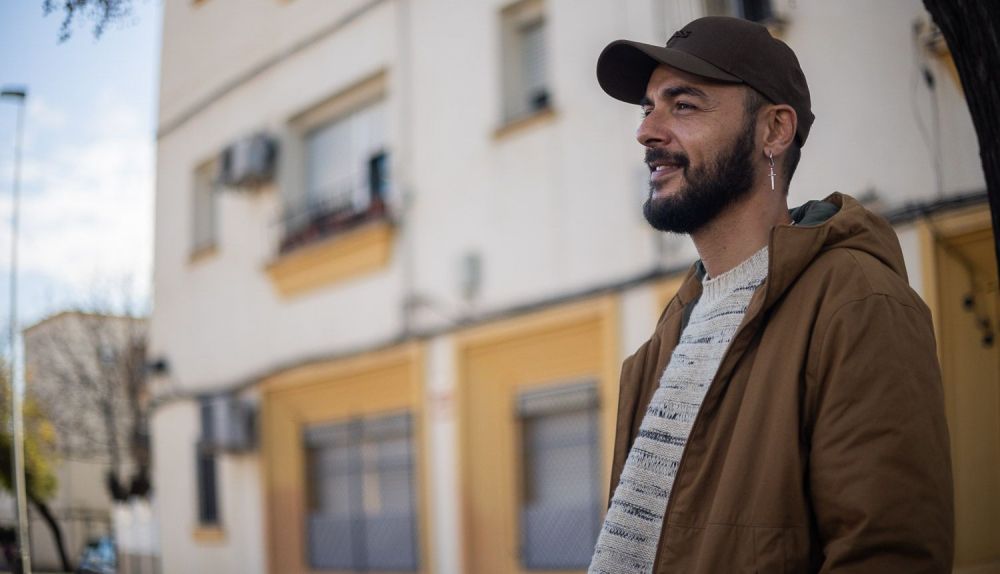 Raule, junto a la casa donde se crió en la calle Matín Ferrador.