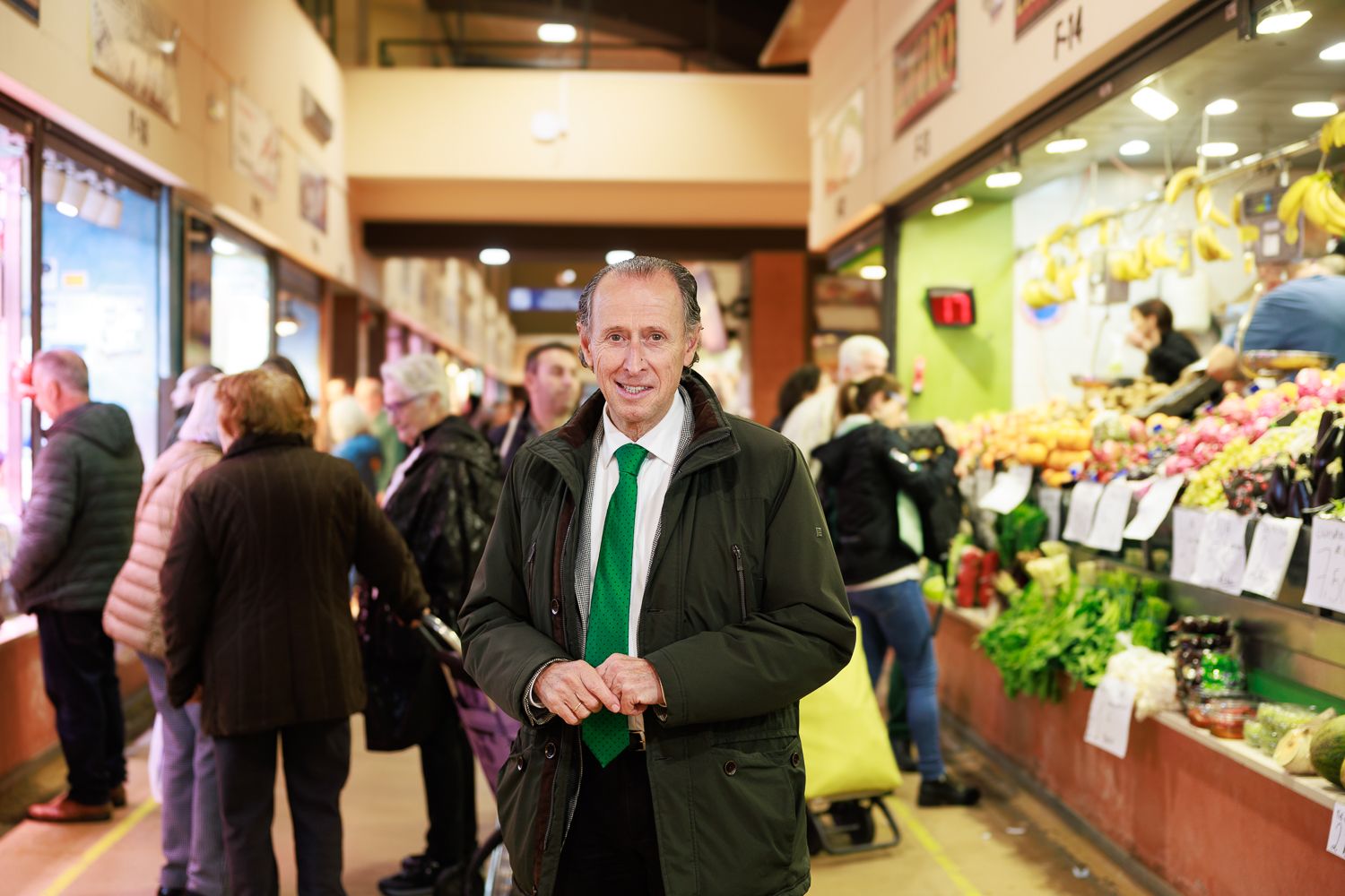 José María Román, alcalde de Chiclana, entre los pasillos del mercado central de abastos de la localidad, entre los mejores de Cádiz.