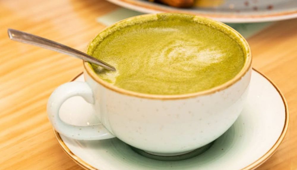 Matcha latte en Menta, establecimiento de Jerez.
