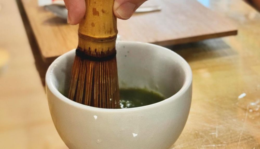 Elaboración de matcha en La Estación del Té en Chiclana.