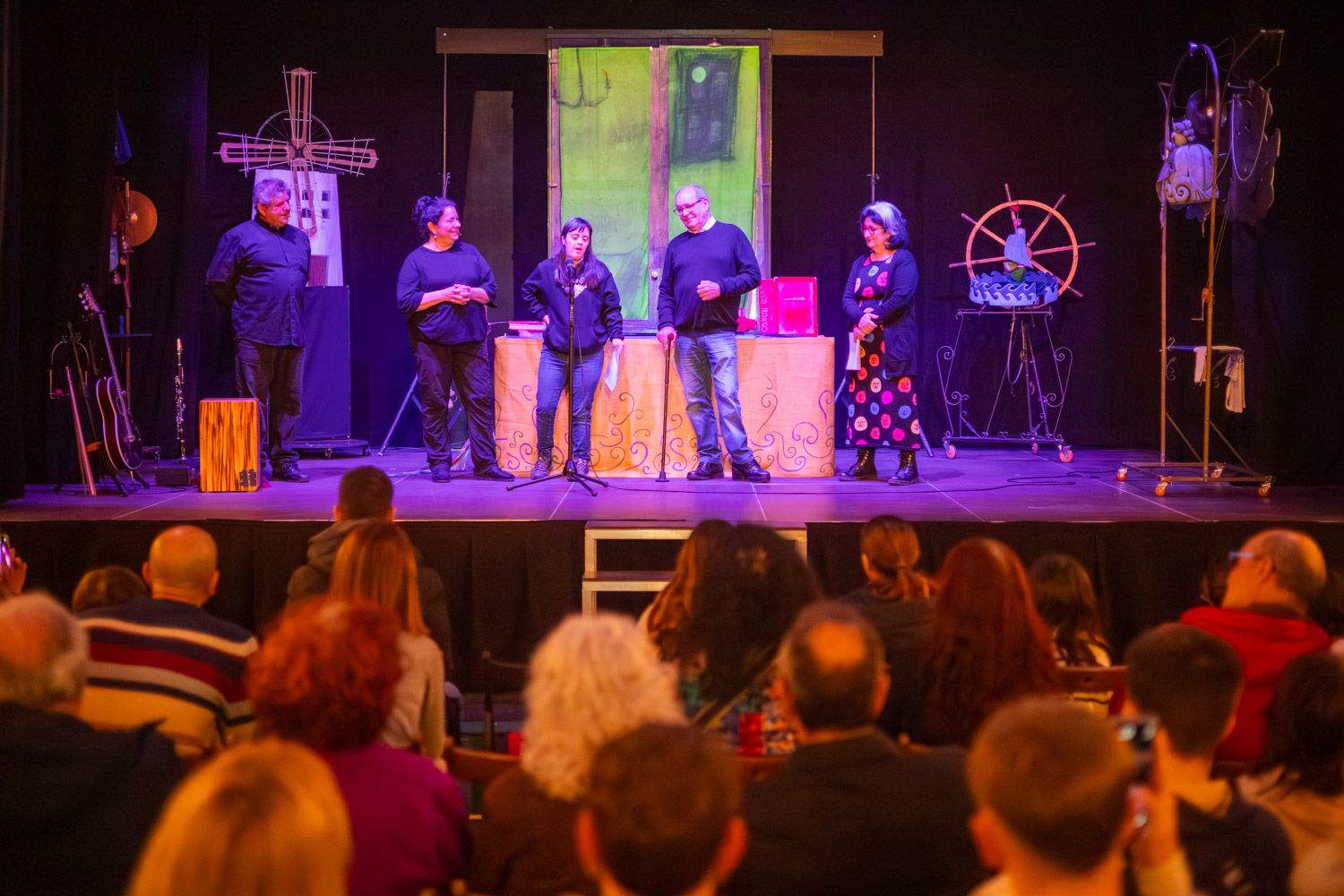 De izda. a dcha., Juanma Benito, Eva Serna, Berta Serna, Diego Sánchez y Nati Montaño, sobre las tablas del nuevo teatro de Jerez.