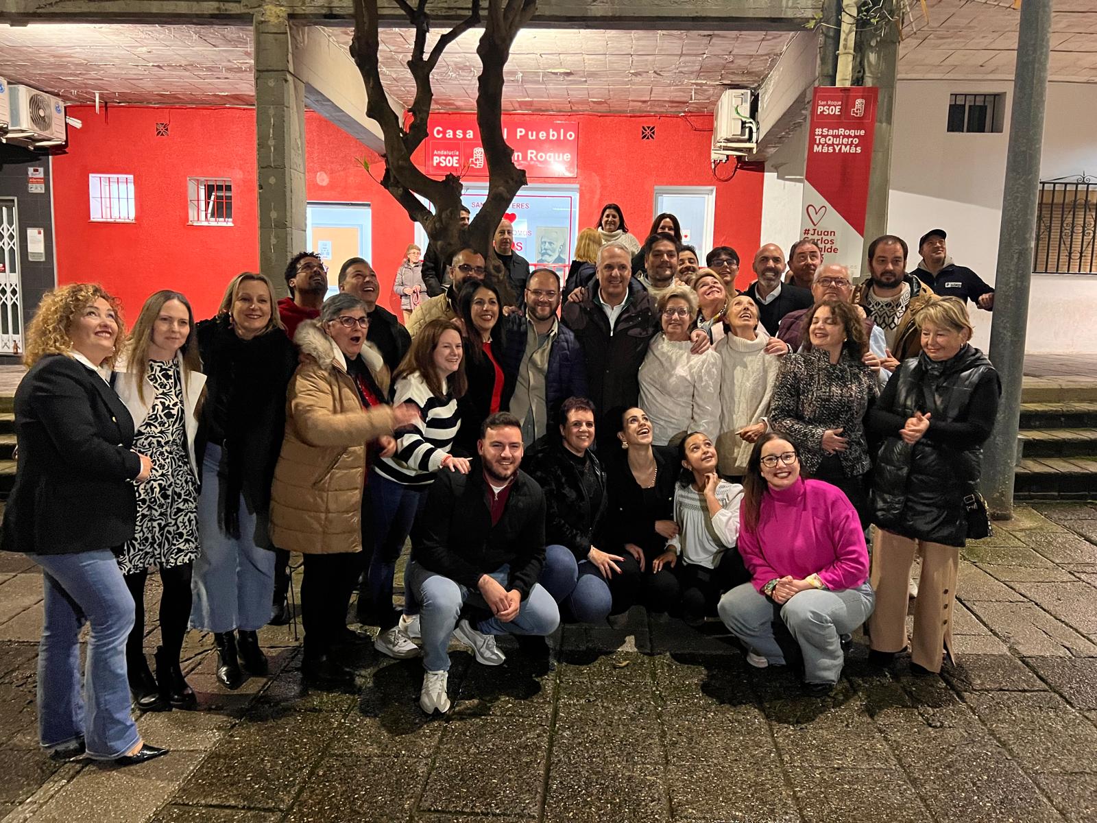 Juan Carlos Ruiz Boix, este domingo por la noche en San Roque, rodeado de militantes que han apoyado su triunfo en las primarias del PSOE de Cádiz.