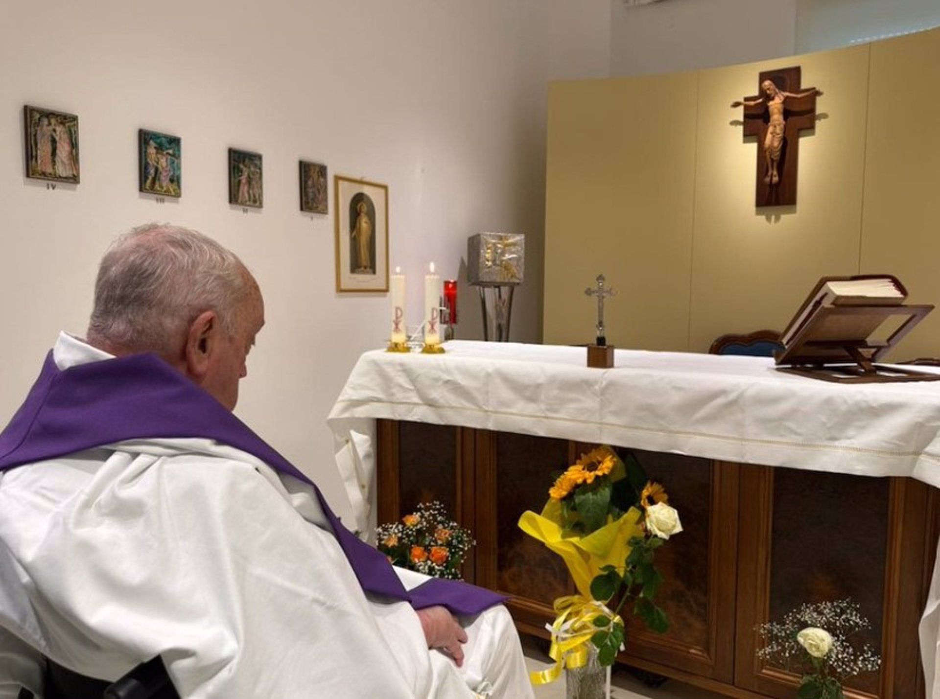 El Vaticano difunde la primera imagen del Papa Francisco desde su hospitalización.