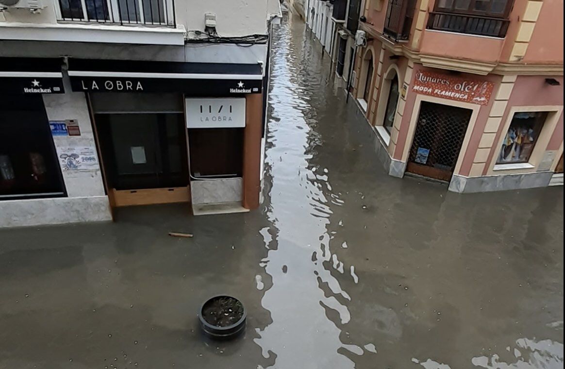 Calle Castelar con Bolsa, este lunes en Sanlúcar, totalmente anegada.