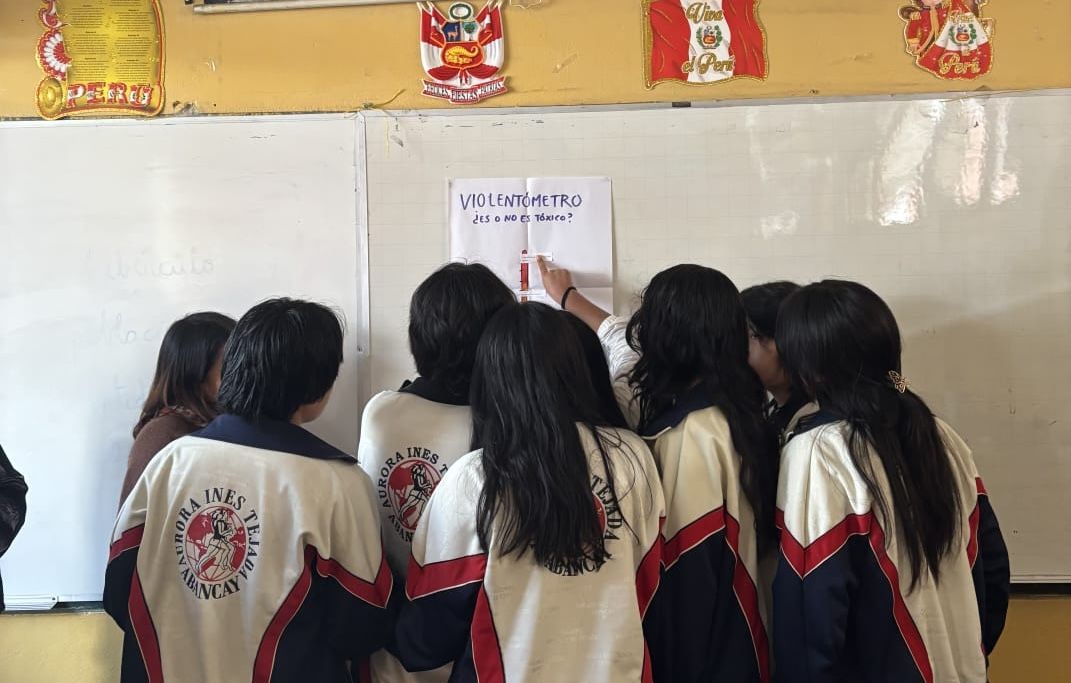Estudiantes de un colegio peruano donde se desarrolla esta acción contra la violencia de género.