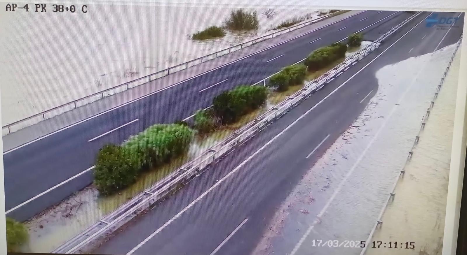 Inundación en la autopista AP-4 en Las Cabezas de San Juan.