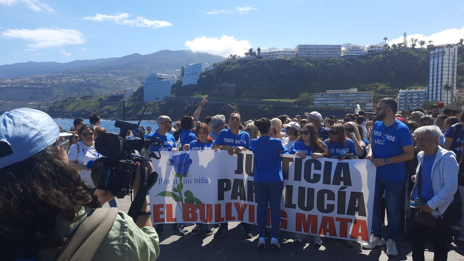 Una imagen de la marcha silencia pidiendo justicia para Lucía, menor de 12 años que se quitó la vida por la violencia escolar. 