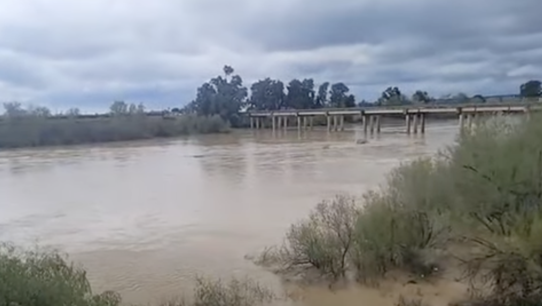 El río Guadalquivir a su paso por Lora del Río.