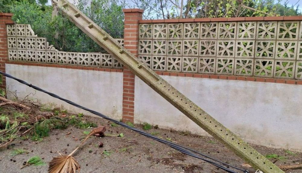Un poste tumbado por el tornado.
