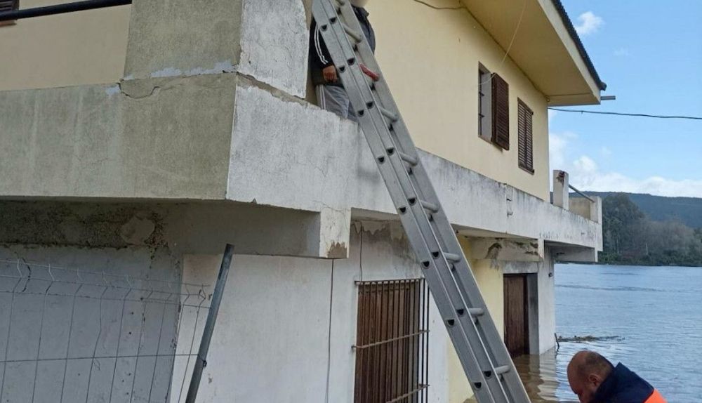 Una persona, atrapada en su vivienda.