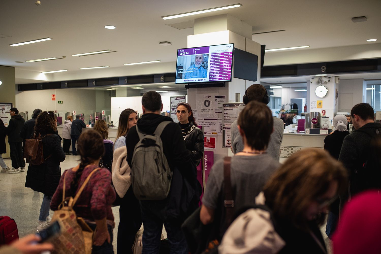 Usuarios en la oficina de Santa Justa, donde han recibido explicaciones sobre los trenes cancelados entre Sevilla y Cádiz.