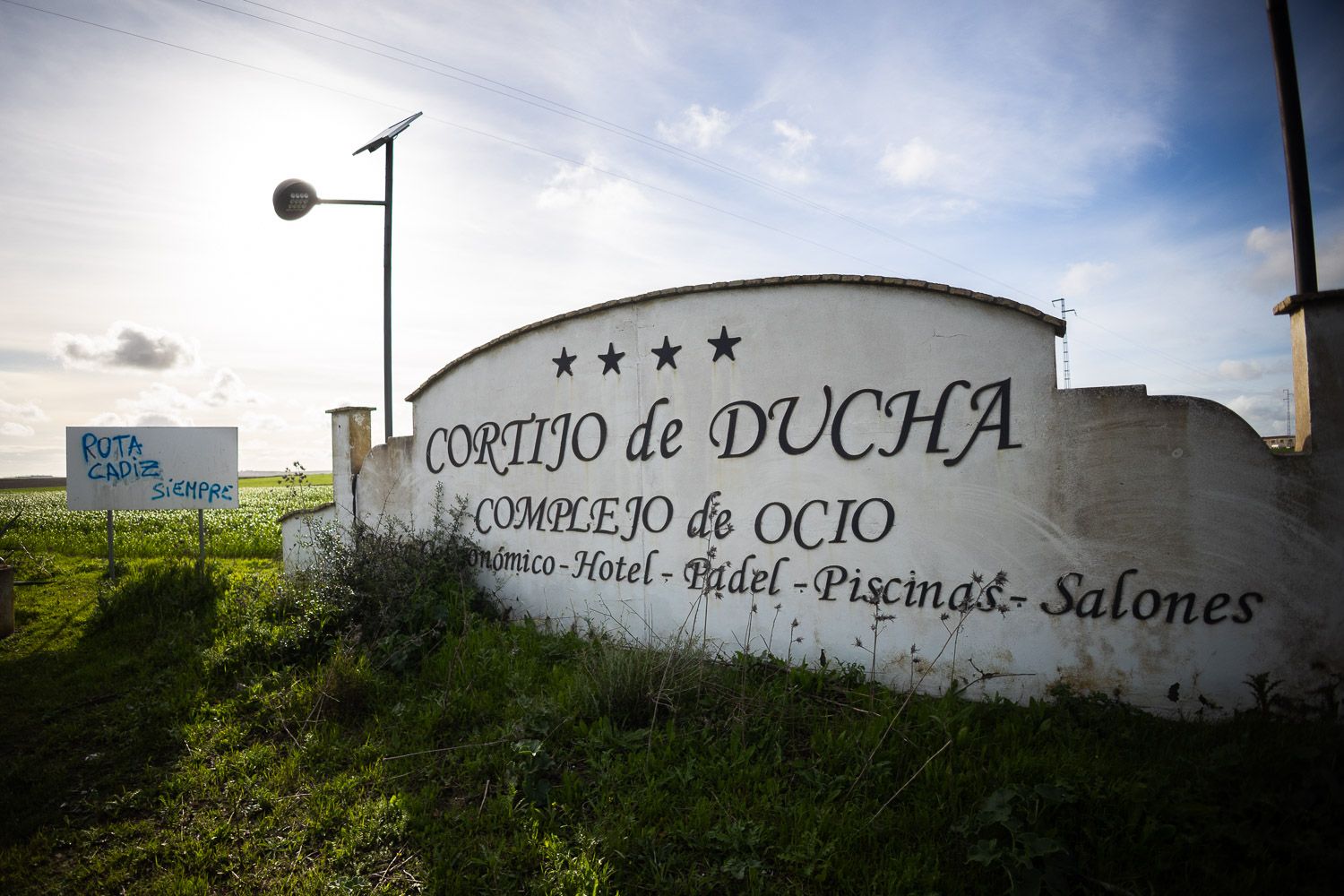 El estado actual del rótulo que da entrada al Cortijo de Ducha.