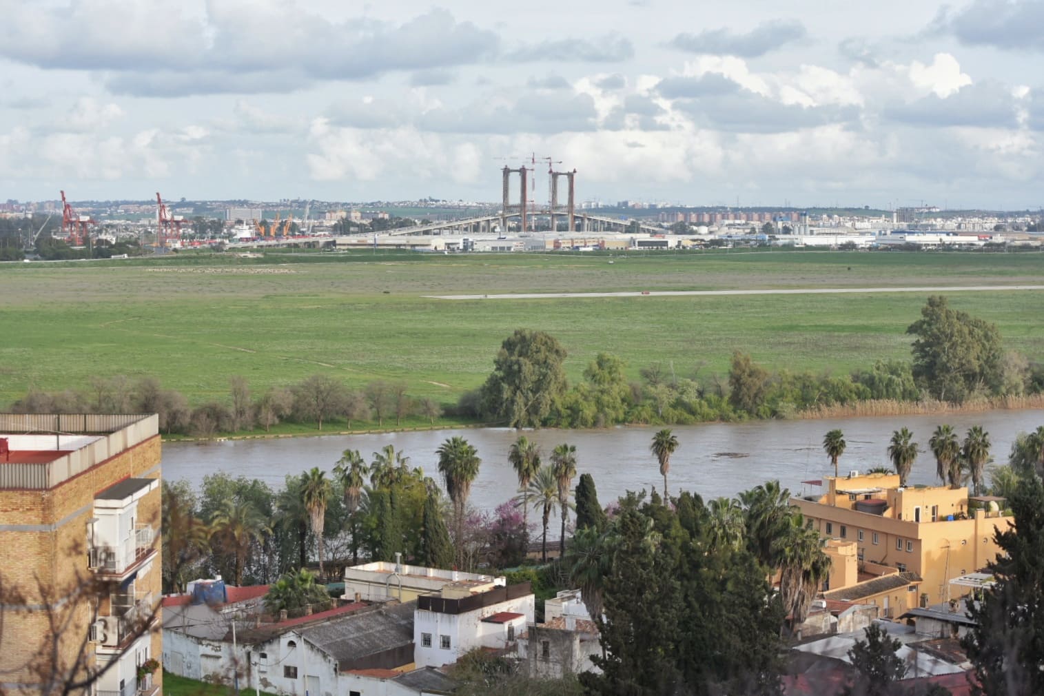 Tablada, visto desde San Juan, al paso del Guadalquivir.
