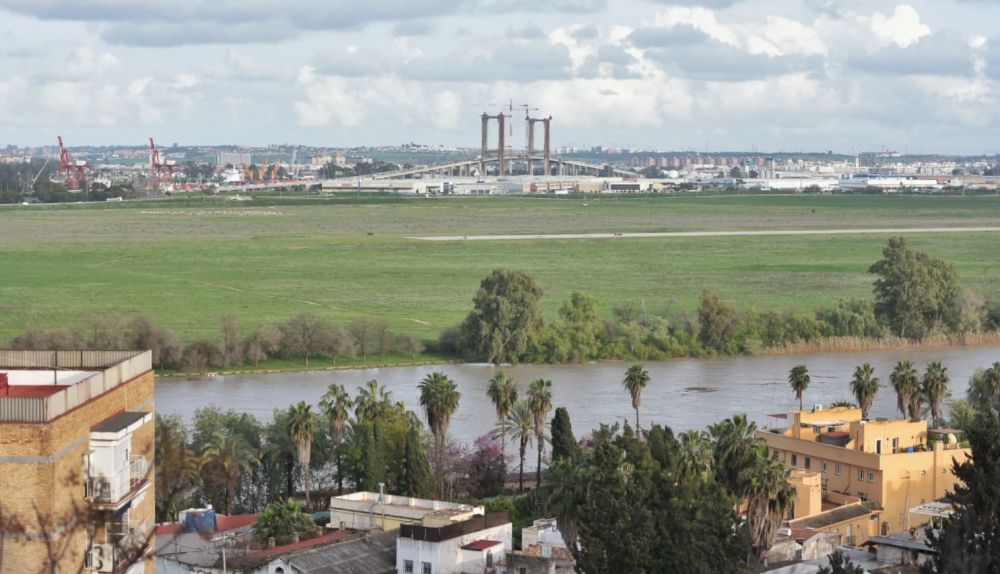 El Guadalquivir a su paso por Sevilla, al borde de entrar en nivel de aviso rojo por altura del caudal, este martes.