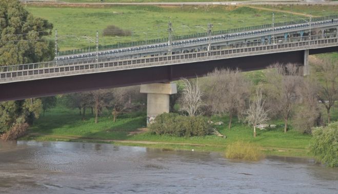 El Guadalquivir a su paso por Sevilla, al borde de entrar en nivel de aviso rojo por altura del caudal, este martes.