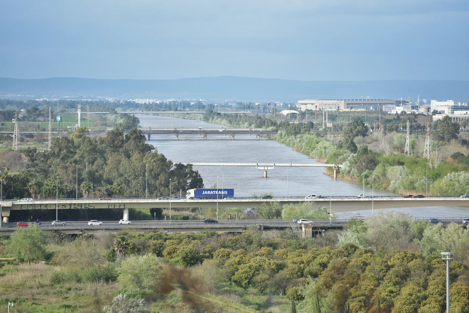 El Guadalquivir a su paso por Sevilla, al borde de entrar en nivel de aviso rojo por altura del caudal, este martes.