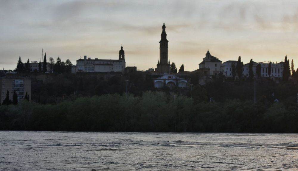 El Guadalquivir a su paso por Sevilla, al borde de entrar en nivel de aviso rojo por altura del caudal, este martes.
