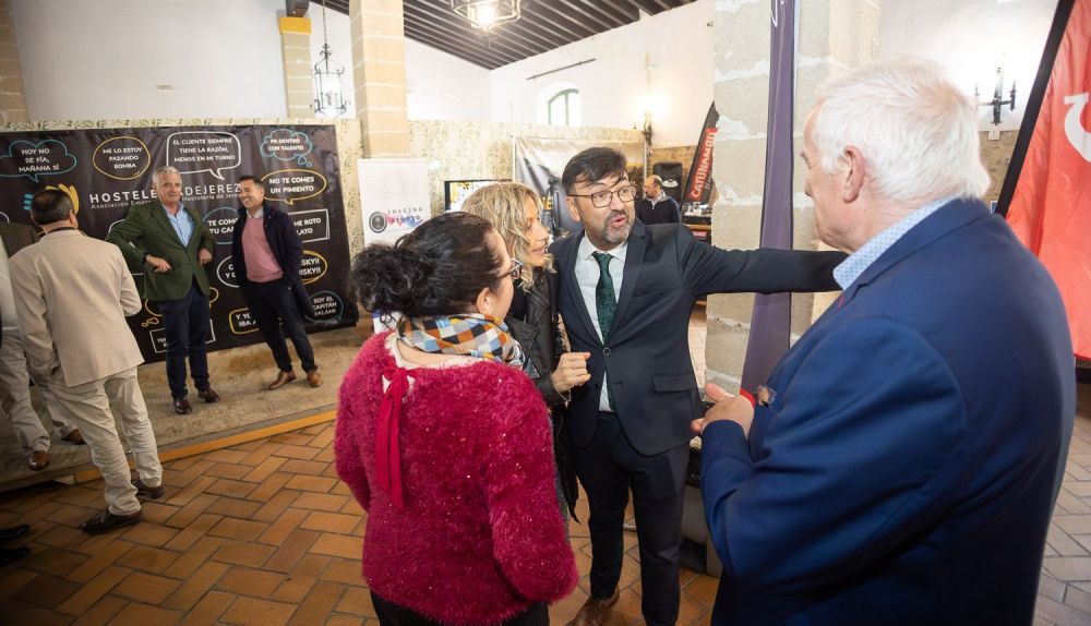 Alfredo Carrasco atiende a algunos de los asistentes al encuentro de Hostelería Jerez, celebrado el pasado martes.