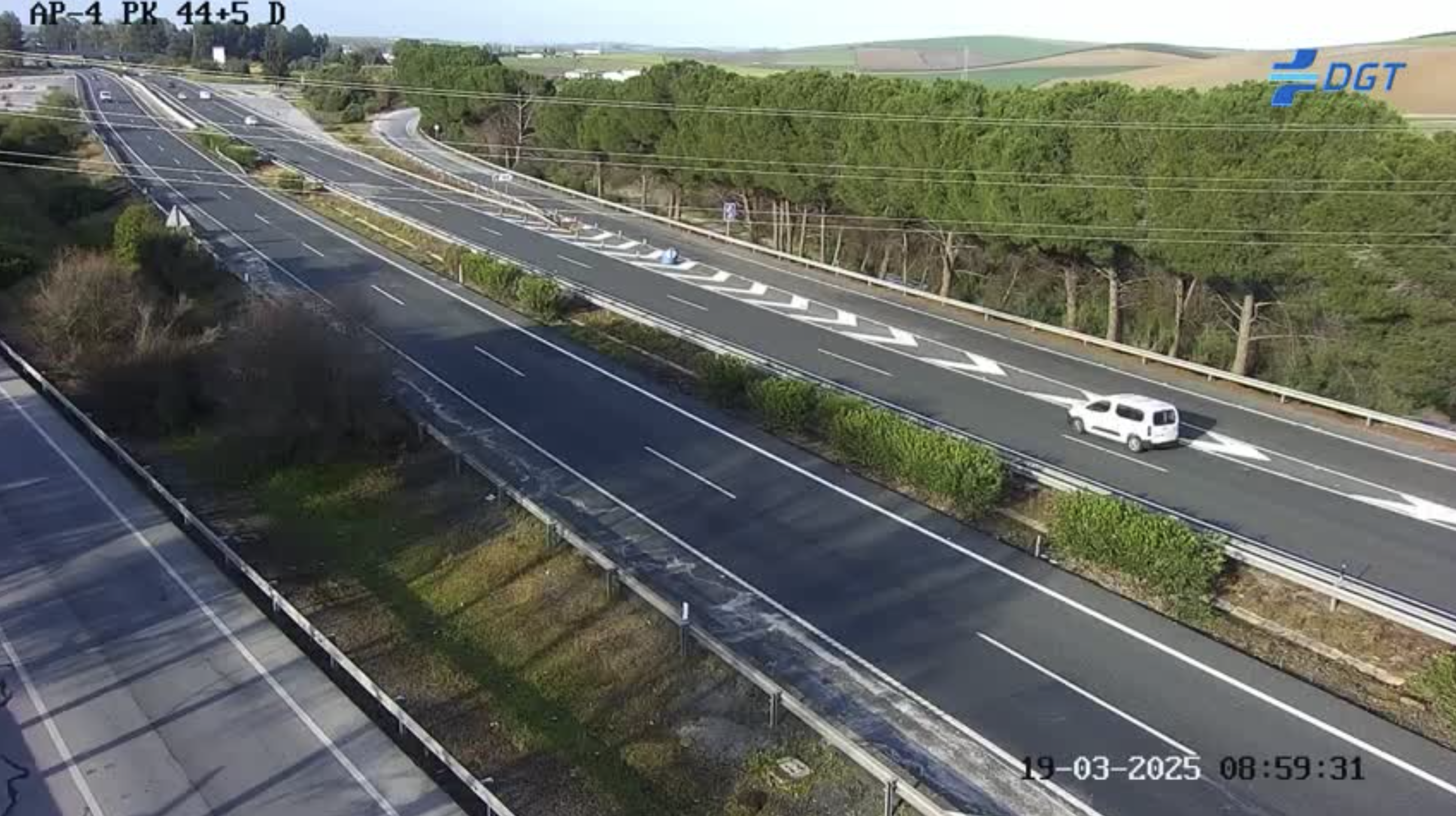 La autopista entre Sevilla y Jerez, en una imagen de la mañana de este miércoles, tras ser reabierta, a la altura del peaje de Las Cabezas.