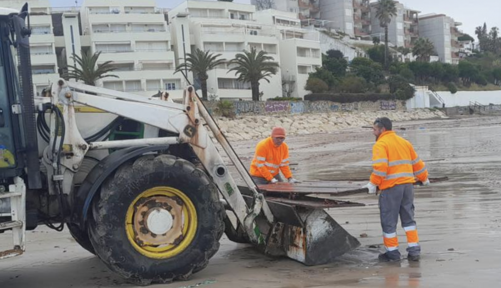 Los operarios trabajan para devolver a la normalidad la playa.