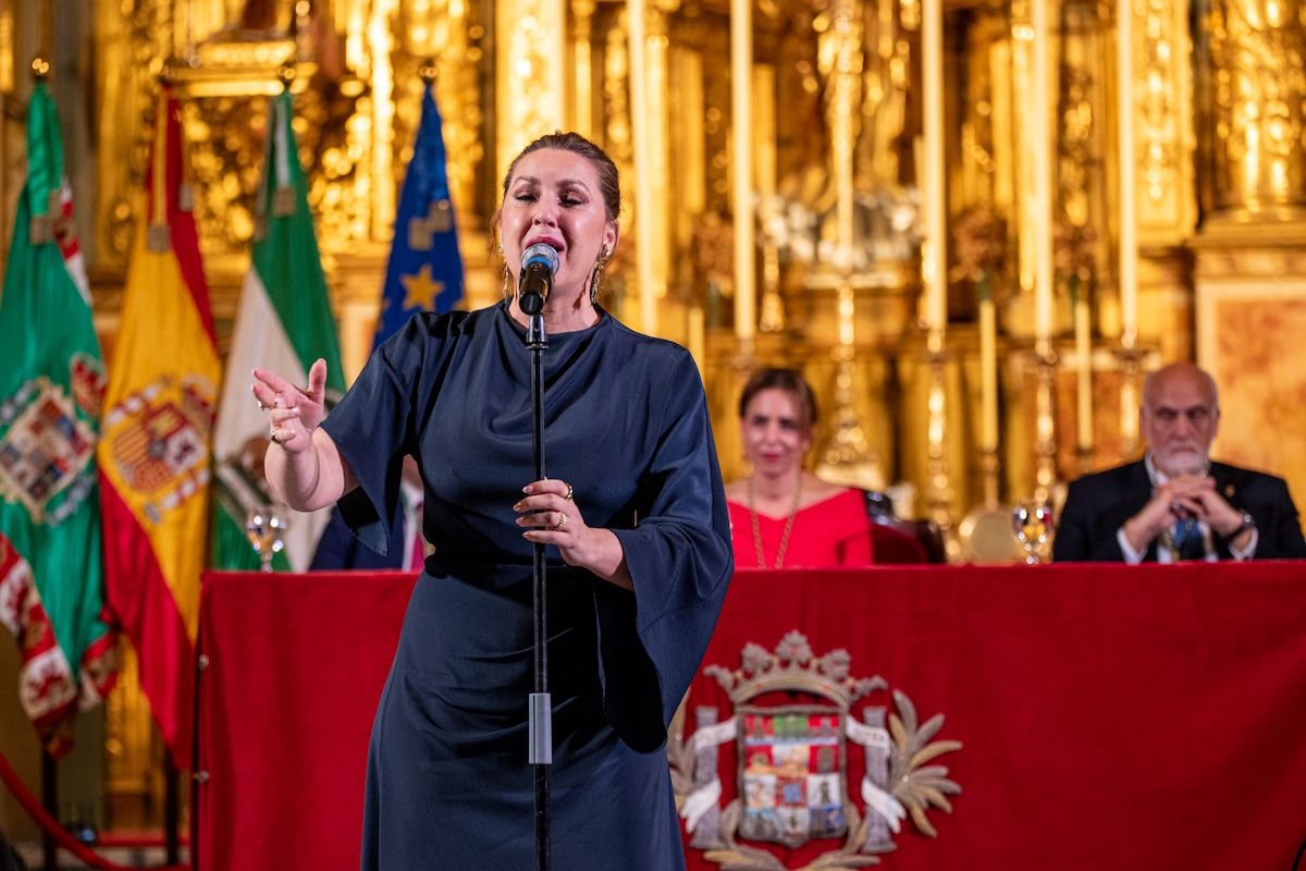 Niña Pastori emocionando cantando 'Cai' tras ser nombrada Hija Predilecta de Cádiz.