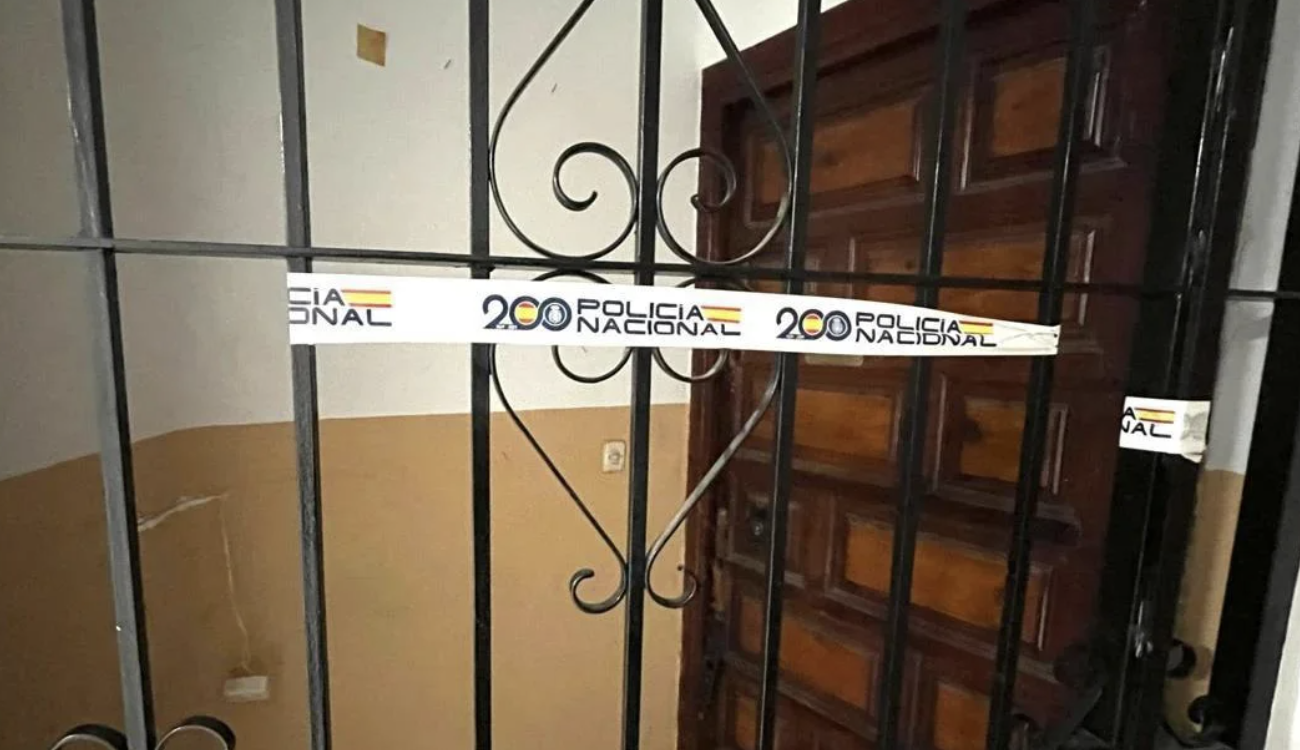 Imagen de la vivienda en la que ha sido encontrado el cadáver momificado de una mujer.
