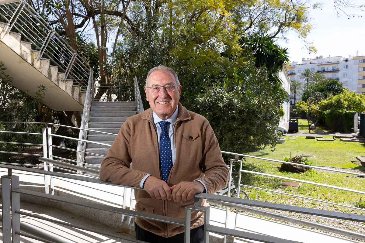 Jorge Pascual, ante la sede la Cámara de Comercio y la CEC en Jerez.