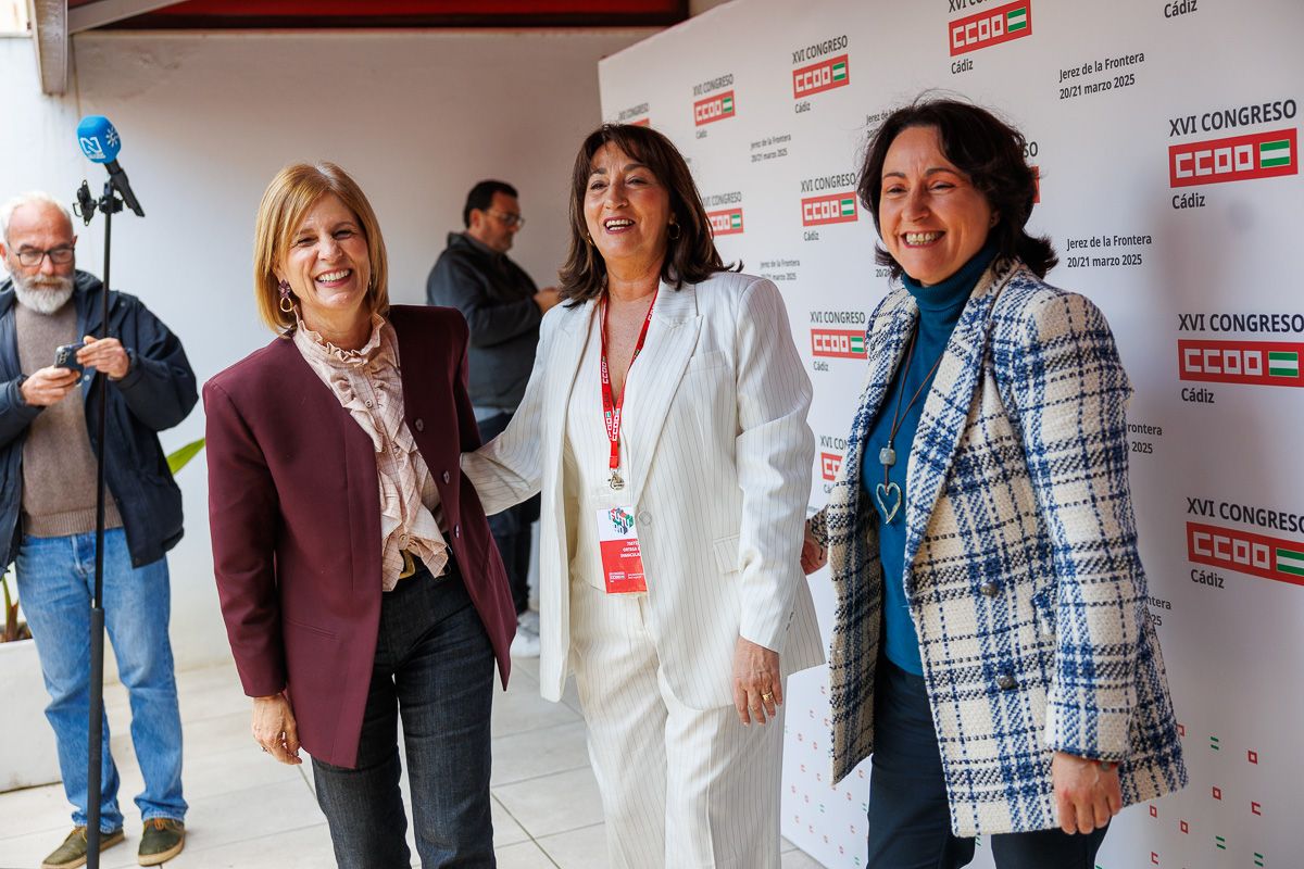 La alcaldesa de Jerez, María José García-Pelayo, con Inmaculada Ortega, secretaria general de CCOO en Cádiz, y la delegada Nela García.