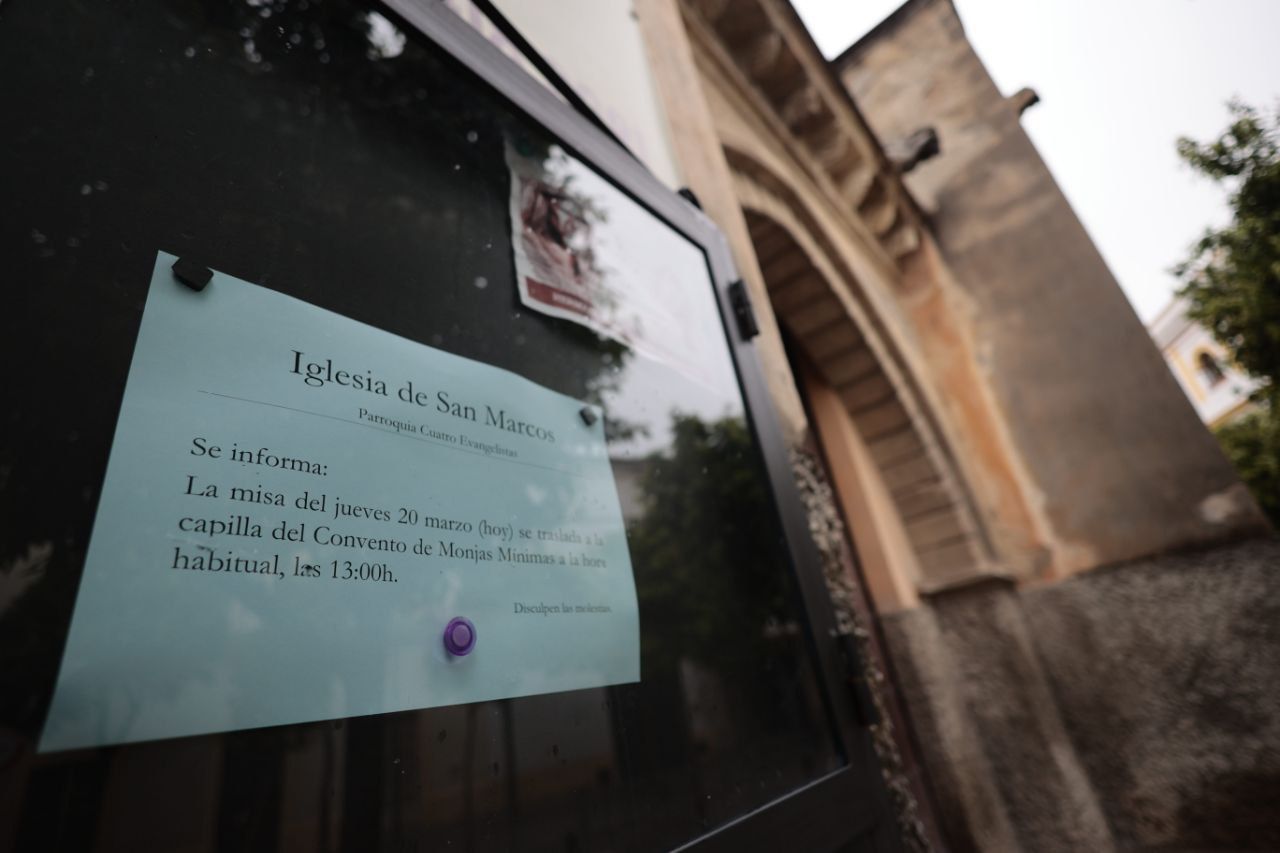 Aviso colocado en el acceso a San Marcos anunciado el traslado de la misa al cercano convento de las Mínimas. 
