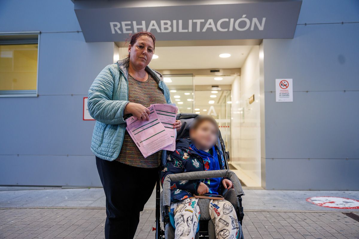 Manuela Franco, con su hijo ante la rehabilitación del Hospital de Jerez. Manuela Franco, con su hijo ante la rehabilitación del Hospital de Jerez.