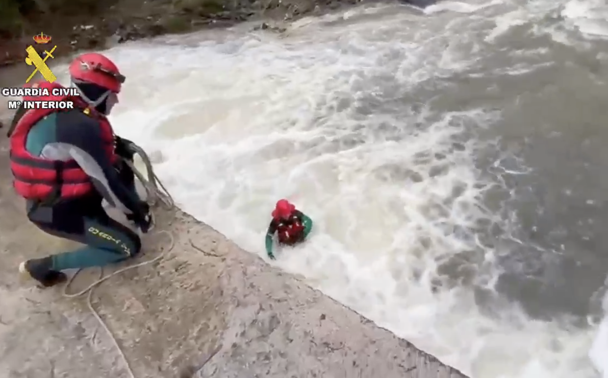 Labores de búsqueda en el río Genal de efectivos de la Guardia Civil.