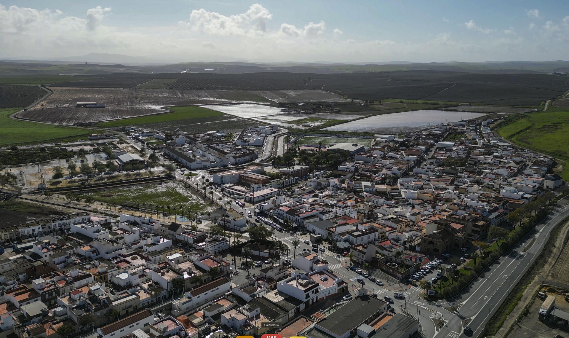 Vista aérea de la localidad sevillana del Palmar de Troya tras las lluvias de los últimos días y los desalojos realizados como consecuencia del desbordamiento.