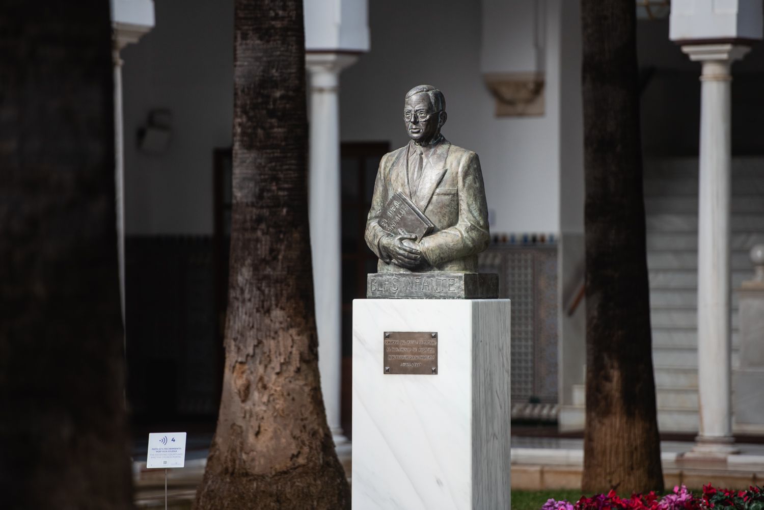 El busto de Blas Infante en el Parlamento.