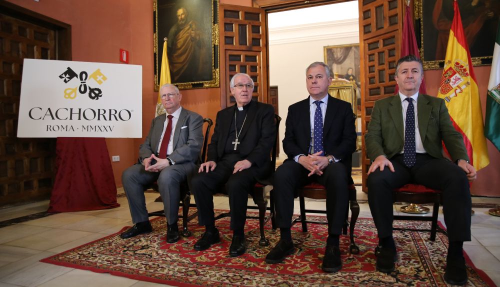 Presidencia del acto con Francisco Vélez, monseñor Sainz Meneses, José Luis Sanz y el hermano mayor del Cachorro.  