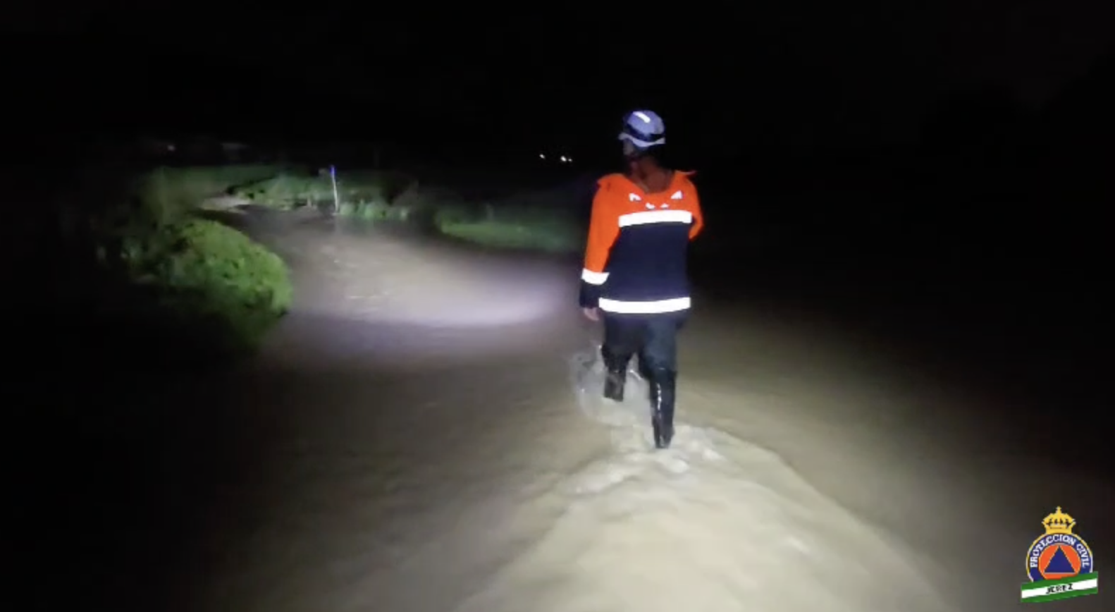 Uno de los voluntarios de Protección Civil que participó en el rescate de dos familias en la Cañada del Carrillo.