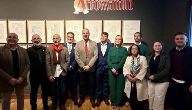 Foto de familia tras el pistoletazo de salida a la exposición permanente dedicada a Carlos Pacheco.