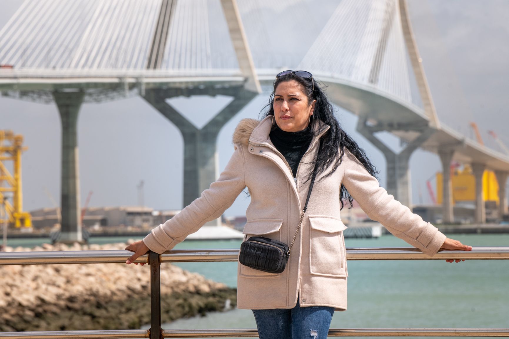 Tamara Manzano en el Paseo de la Bahía, cerca de la vivienda de Guillén Moreno de la que va a ser expulsada.   REYNA