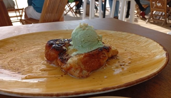 Imagen de una torrija en un chiringuito de Cuaresma.