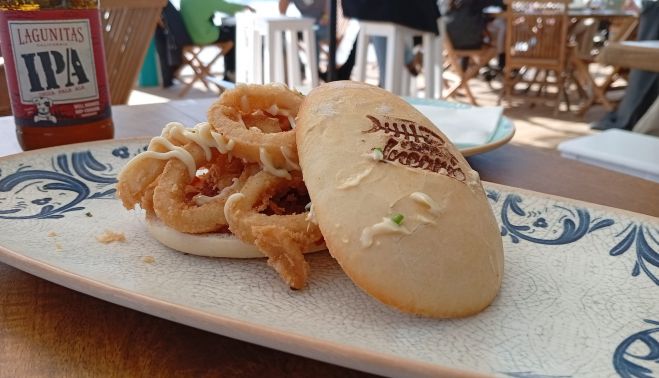 Bocadillo de calamares en Tarifa.