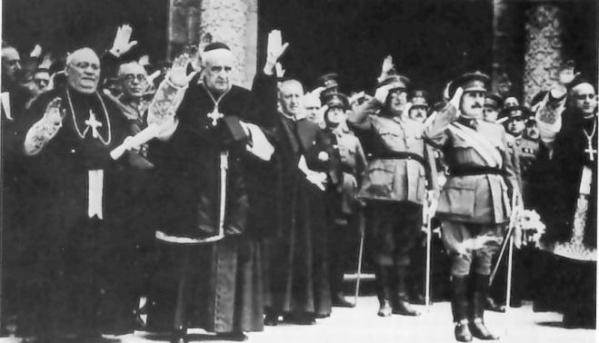 Sacerdotes haciendo el saludo fascista
