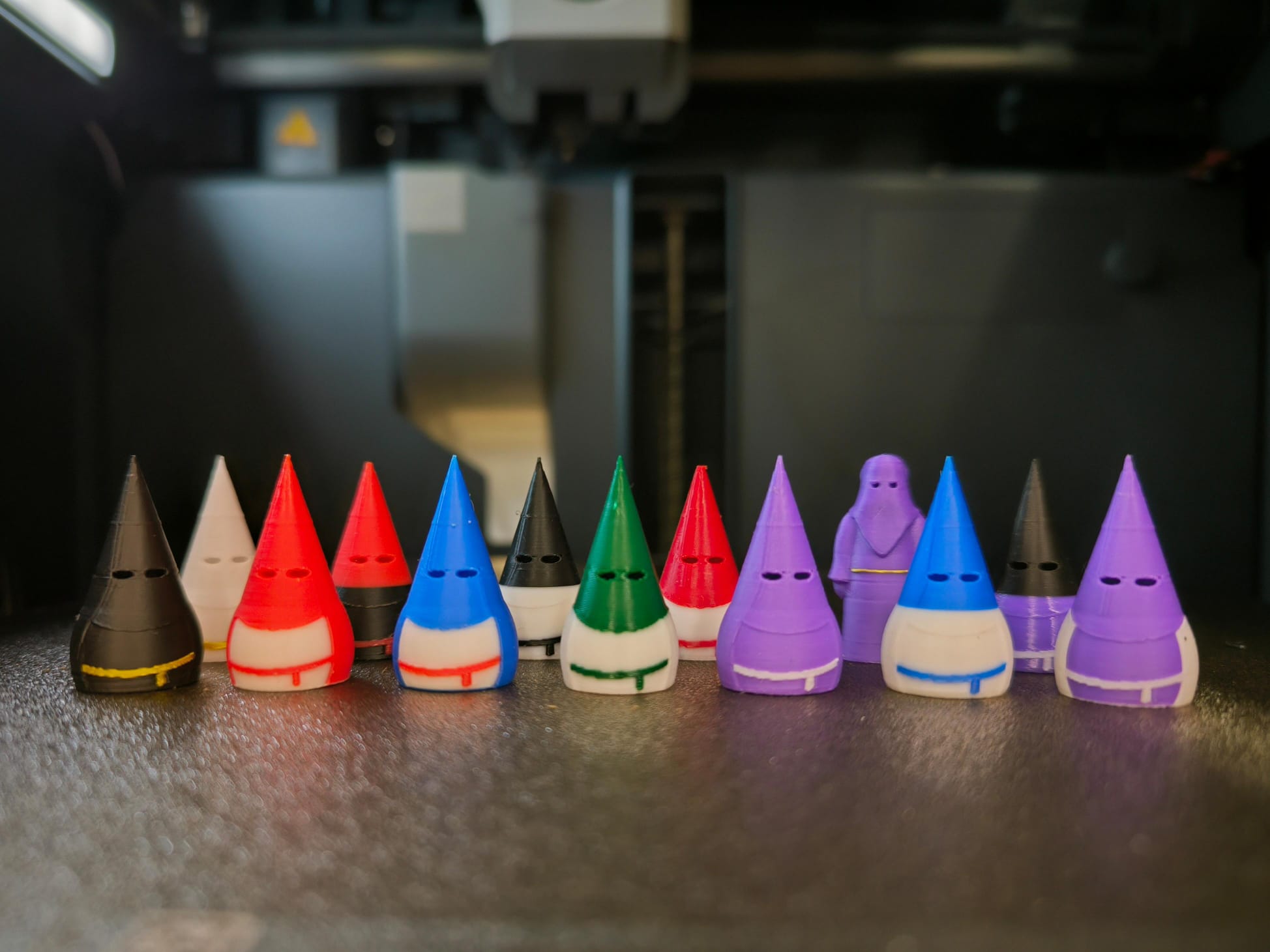 Colección de 'mini nazarenos' recién salidos de la impresora 3D.