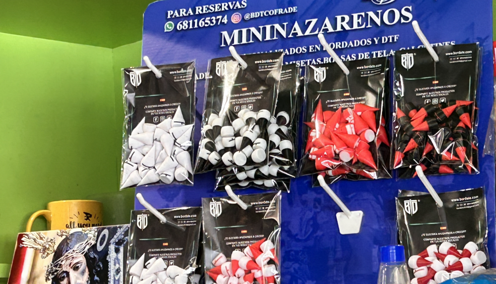 Expositor con las bolsas de nazarenitos en un establecimiento. 